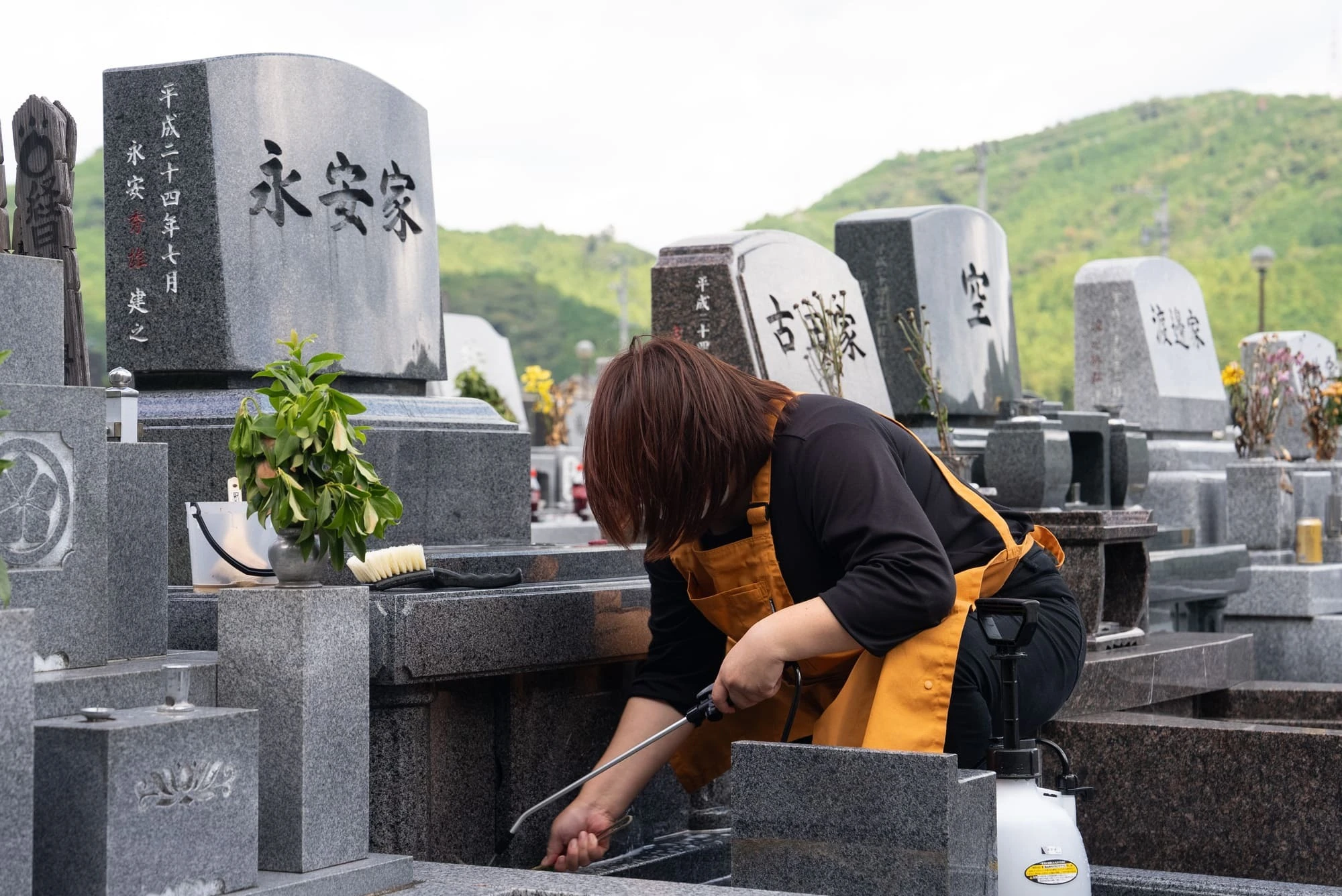 手作業による丁寧な墓石クリーニング